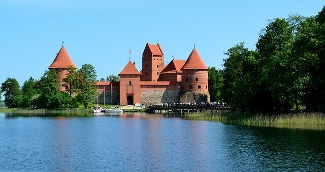 Litauen Ausfluege Burg Trakai Baltikum