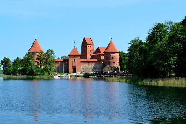 Litauen Ausfluege Burg Trakai Baltikum