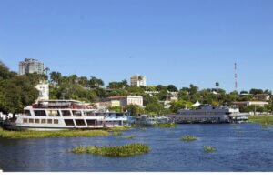 boats on the water next to a city paraquay